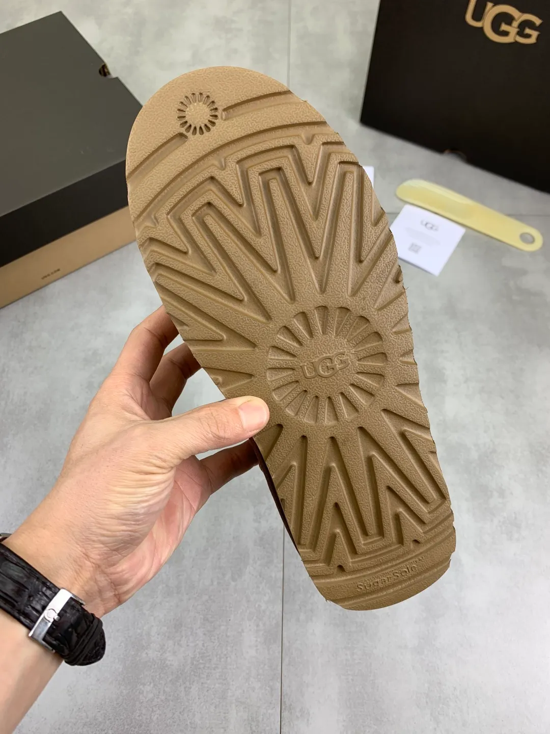 Men's men's shoes 💰P500 New top version UGG 2025 autumn and winter high-top new casual shoes new series Ansley Mules Fashionable and comfortable shallow flat slip-on casual loafers ✨ Classic suede cowhide with 10mm wool lining Insole suede collar Soft and comfortable ❤️ Decorated with UGG classic heat embossed brand logo on the back side Full texture Lightweight rubber sole Anti-slip, wear-resistant and comfortable Color: Black Brown Size: 39-45
